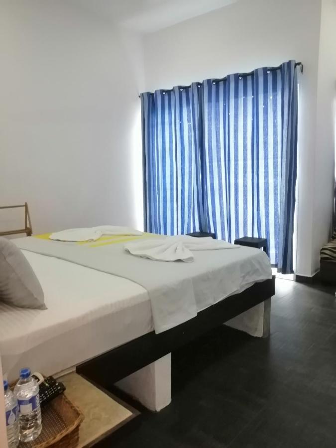 Le Petit Hotel & Restaurant Negombo Exterior photo