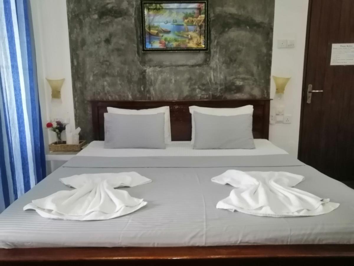 Le Petit Hotel & Restaurant Negombo Exterior photo