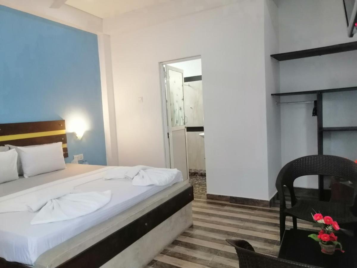 Le Petit Hotel & Restaurant Negombo Exterior photo