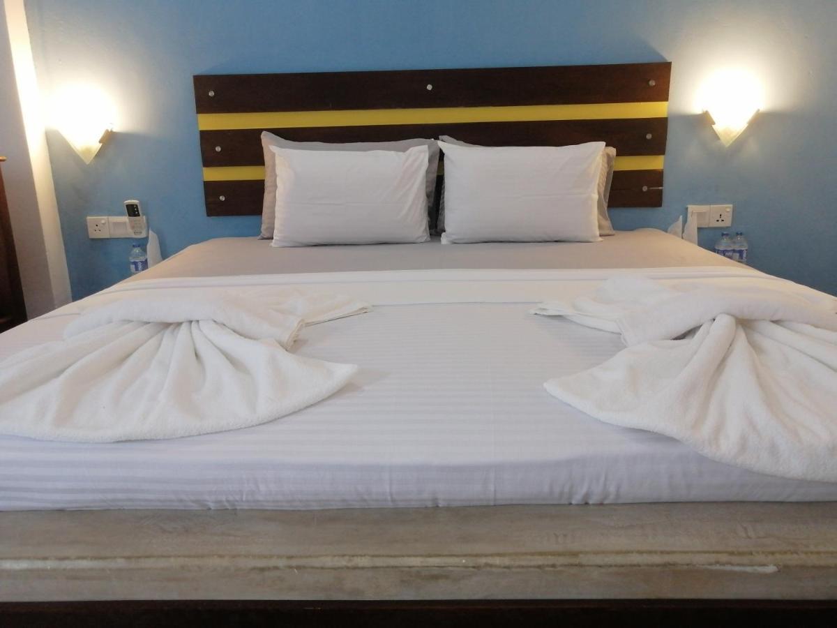 Le Petit Hotel & Restaurant Negombo Exterior photo